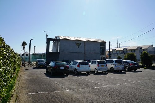 通路奥の駐車場